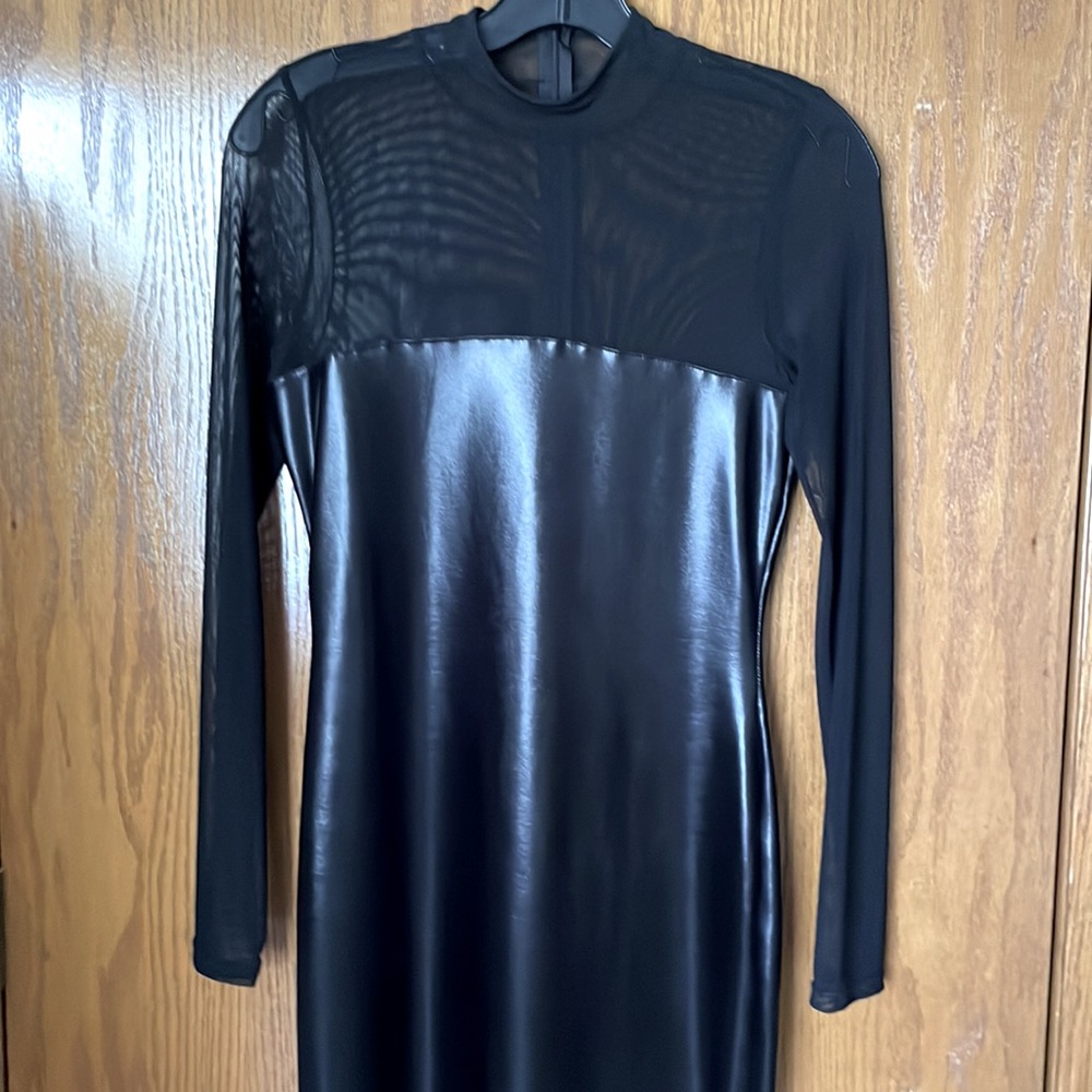 Fitted dress with mesh